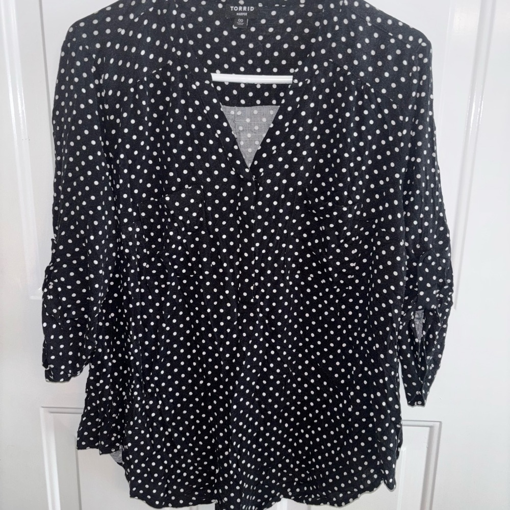 Torrid Harper Black White Polka Dot Blouse | Size 00 | Roll Tab Sleeve